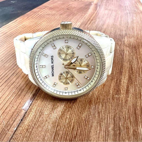 Michael Kors Blonde Tortoise Watch - Picture 3 of 4